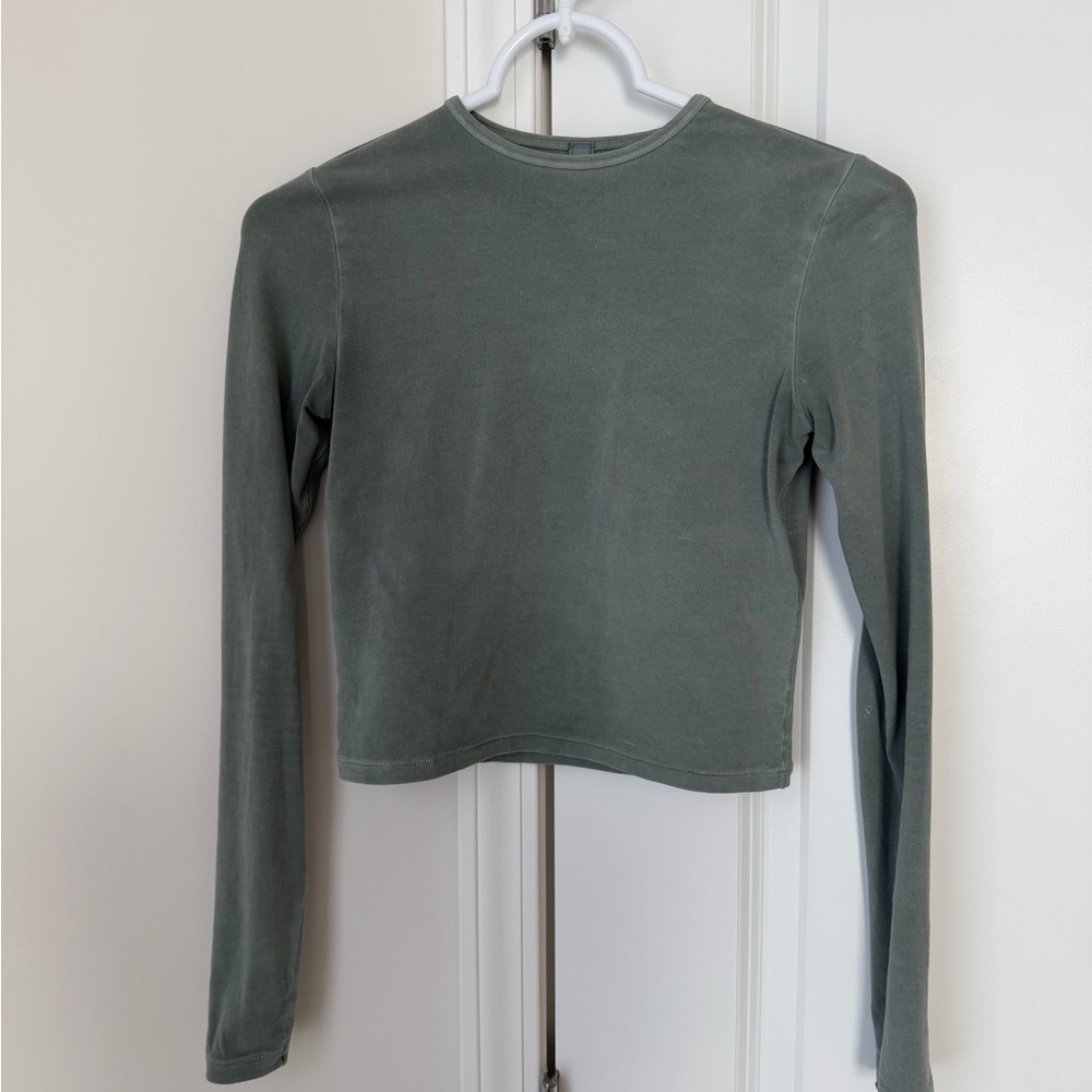 Skims cropped long sleeve in vintage green